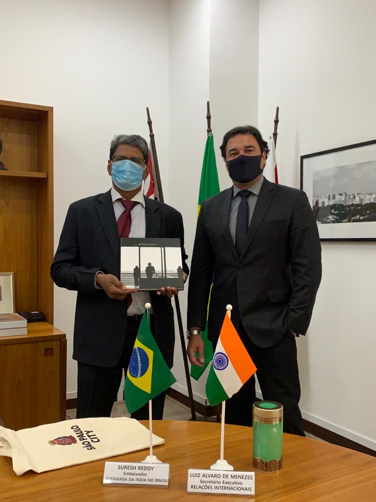 Secretário de Relações Internacionais ao lado do Embaixador da Índia em Brasília.